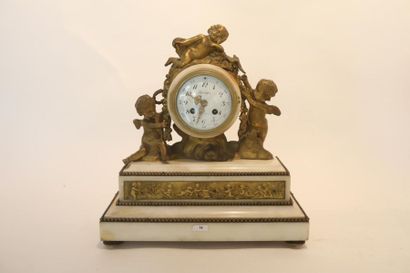 null Pendule de cheminée de style Louis XVI aux Amours, fin XIXe, bronze doré et...
