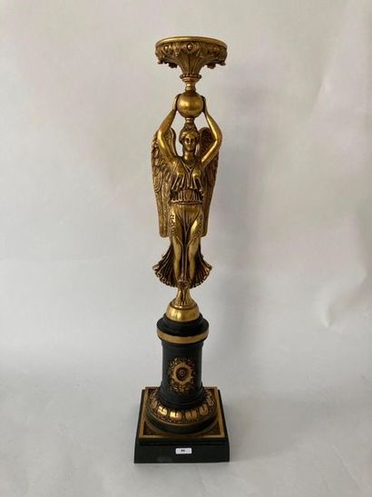 null Pied de lampe orné d'une Victoire canéphore, circa 1900, bronze à double patine,...