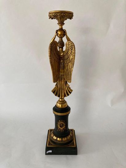 null Pied de lampe orné d'une Victoire canéphore, circa 1900, bronze à double patine,...