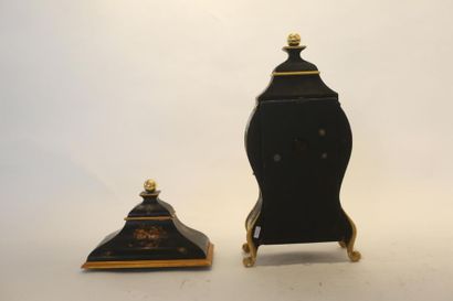 null Cartel et son cul-de-lampe de style Louis XV, XXe, bois noirci et doré à décor...