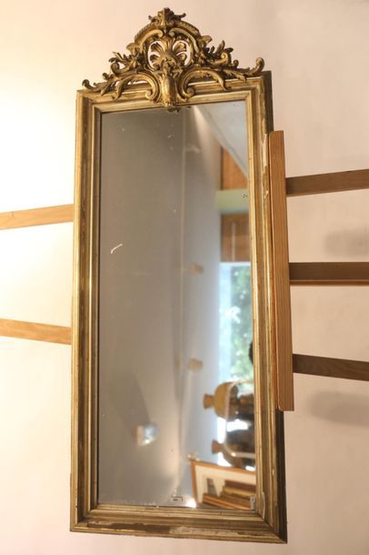 null Miroir rectangulaire à fronton d'époque Napoléon III, fin XIXe, bois stuqué...