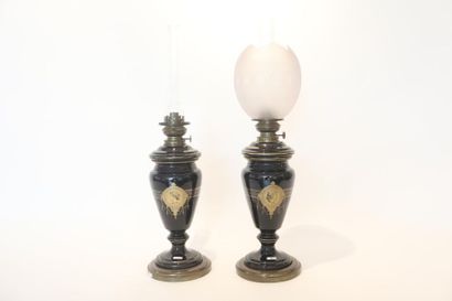 null Paire de lampes à pétrole, fin XIXe, fûts-balustres en porcelaine ornés d'un...