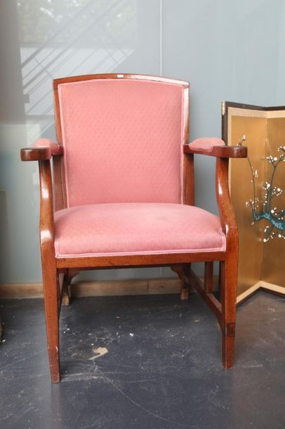 CHINE Large fauteuil dans le goût européen, début XXe, bois verni, h. 105,5 cm, l....
