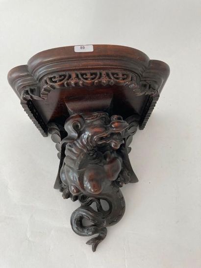 null Cul-de-lampe orné d'une chimère, fin XIXe, bois sculpté et patiné, h. 28 cm...
