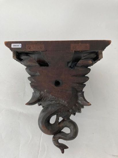 null Cul-de-lampe orné d'une chimère, fin XIXe, bois sculpté et patiné, h. 28 cm...