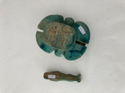 EGYPTE Grand scarabée et ouchebti en faïence glaçurée, l. 17 cm et h. 12,5 cm.