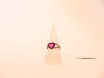 null Ring in 18 carat white gold set with a cordiform pink stone and brilliants,...