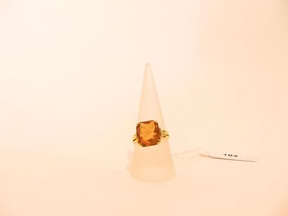 null Ring in 18 karat yellow gold set with a citrine, t. 57, 5 g approx.