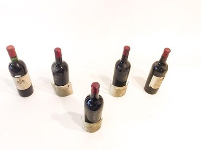 BORDEAUX (POMEROL) Rouge, Château Moulinet 1961 (quatre) et 1964 (une), cinq bouteilles...