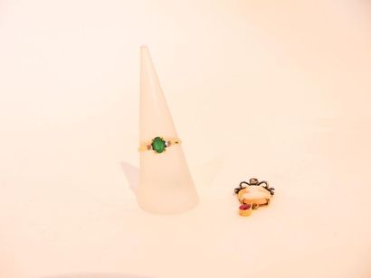 null Two jewels:

- ring in 18 karat yellow gold set with a green stone with two...