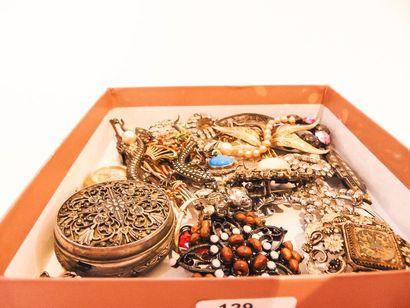 null Lot of costume jewellery, thirty-two pieces (gusset watches, brooches, hairpins,...