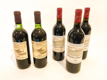 BORDEAUX Rouge, cinq bouteilles :

- (POMEROL), Château Petit-Village 1975, deux...