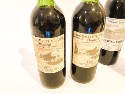 BORDEAUX Rouge, cinq bouteilles :

- (POMEROL), Château Petit-Village 1975, deux...