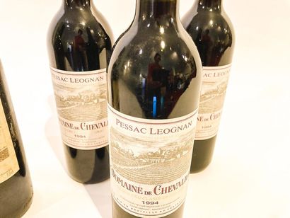 BORDEAUX Rouge, cinq bouteilles :

- (POMEROL), Château Petit-Village 1975, deux...