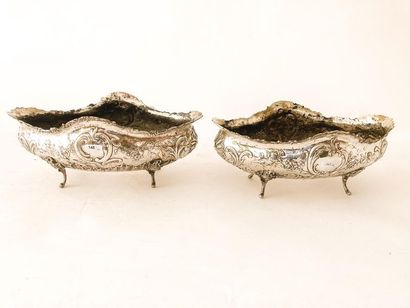 null Pair of Rocaille quadripod planters, 19th century, chased silver, punch marks,...