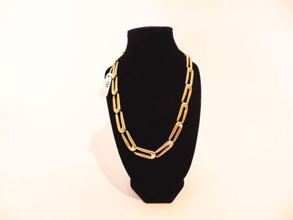 null Necklace with large links in 18 carat yellow gold, central link paved with brilliants,...
