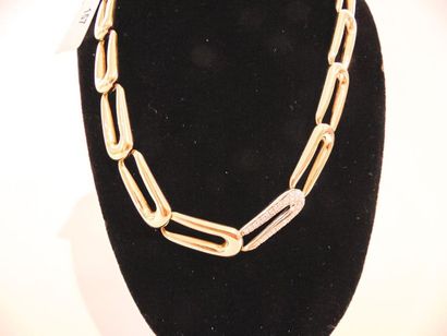 null Necklace with large links in 18 carat yellow gold, central link paved with brilliants,...