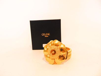 CELINE - PARIS Bracelet souple orné d'une fleur en métal doré à effet martelé, marqué,...