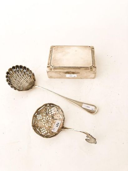 null Lot of silverware (silver), three pieces (two sprinkling spoons and a cigarette...