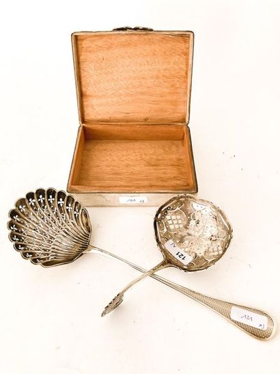 null Lot of silverware (silver), three pieces (two sprinkling spoons and a cigarette...