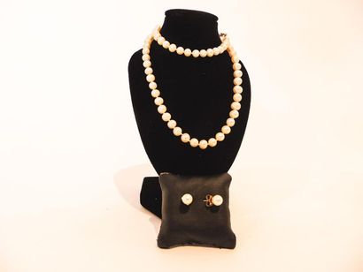 null Half set (falling necklace and pair of ear buttons) of pearls, l. 48 cm (ne...