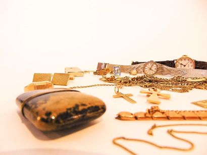 null Lot de bijoux divers principalement plaqués or (montres-bracelets, briquets,...