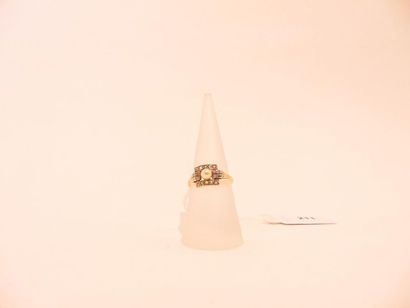 null Ring in 18 karat yellow gold set with a cultured pearl and rose-cut diamonds...