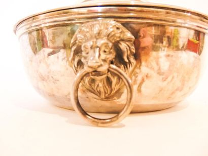 France Légumier orné d'un chiffre, anses en mufle de lion, XIXe, argent, poinçons,...