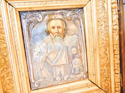 Ecole orthodoxe "Saints", XIXe, deux icônes avec riza, traces de poinçons sur la...