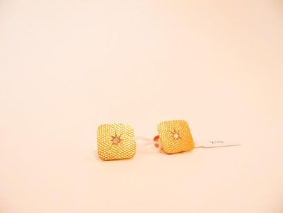 null Pair of 18 karat yellow gold cufflinks with hammered effect set with a rose-cut...
