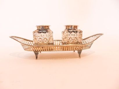 CHESTER Double shuttle quadripod inkwell, 1903, openwork silver, cut crystal flasks,...