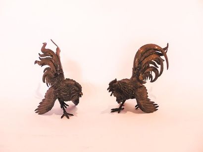 null Pair of cocks in embossed and chased silver, punches, h. 23.5 cm and 26 cm,...