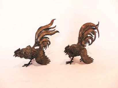 null Pair of cocks in embossed and chased silver, punches, h. 23.5 cm and 26 cm,...