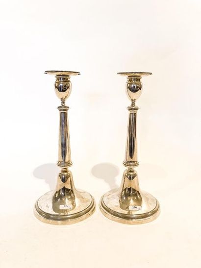 null Pair of neoclassical torches, early 19th century, chased silver, traces of punches,...