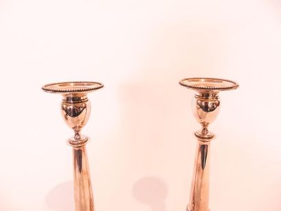 null Pair of neoclassical torches, early 19th century, chased silver, traces of punches,...