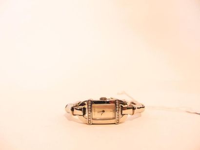GUCCI Montre-bracelet de dame 6800 en acier sertie de brillants, cadran en nacre,...