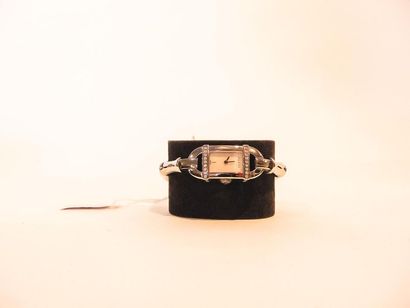 GUCCI Montre-bracelet de dame 6800 en acier sertie de brillants, cadran en nacre,...