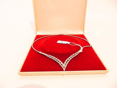 null Necklace in 18 karat white gold set with diamonds, hallmark, with case and expertise...