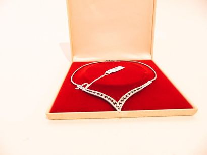 null Necklace in 18 karat white gold set with diamonds, hallmark, with case and expertise...