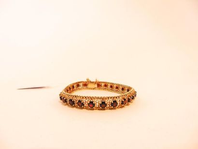 null Flexible bracelet in 18 carat yellow gold set with garnets, l. 18 cm, 20 g ...