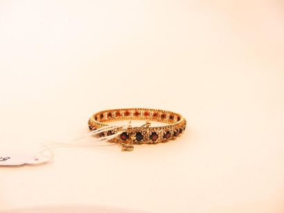 null Flexible bracelet in 18 carat yellow gold set with garnets, l. 18 cm, 20 g ...
