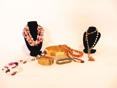 null Set of costume jewellery, seven pieces (five necklaces and two bracelets in...