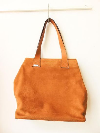 CELINE - PARIS Sac à main en daim fauve, marqué, avec housse, l. 30 cm [usures d...