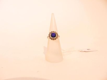 null Ring in 18 karat white gold set with a sapphire in a diamond setting, t. 46,...