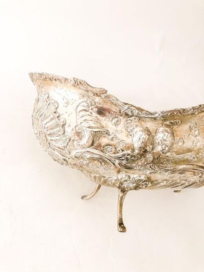 null Large four-legged planter in the Rocaille style, 19th century, chased silver,...