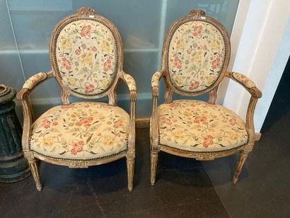 null Beautiful suite of four Louis XVI style cabriolet armchairs, back in medallion,...
