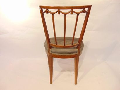 null Suite de douze chaises, dossier ajouré à festons, XIX-XXe, bois verni, h. 90...
