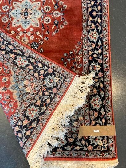 null Petit tapis persan de style Kerman à médaillon central et motifs floraux polychromes...