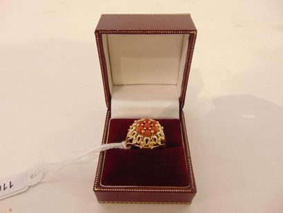 null Dome ring in 18 karat yellow gold set with coral beads, punched, t. 57, 6 g...