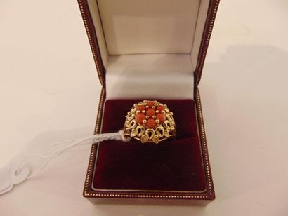 null Dome ring in 18 karat yellow gold set with coral beads, punched, t. 57, 6 g...